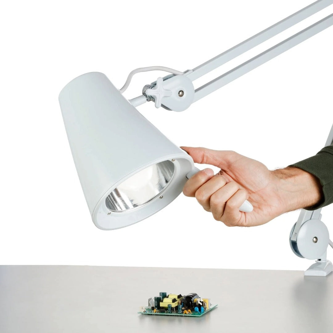 Desk Lamp - מנורת LED עם תאורה ממוקדת