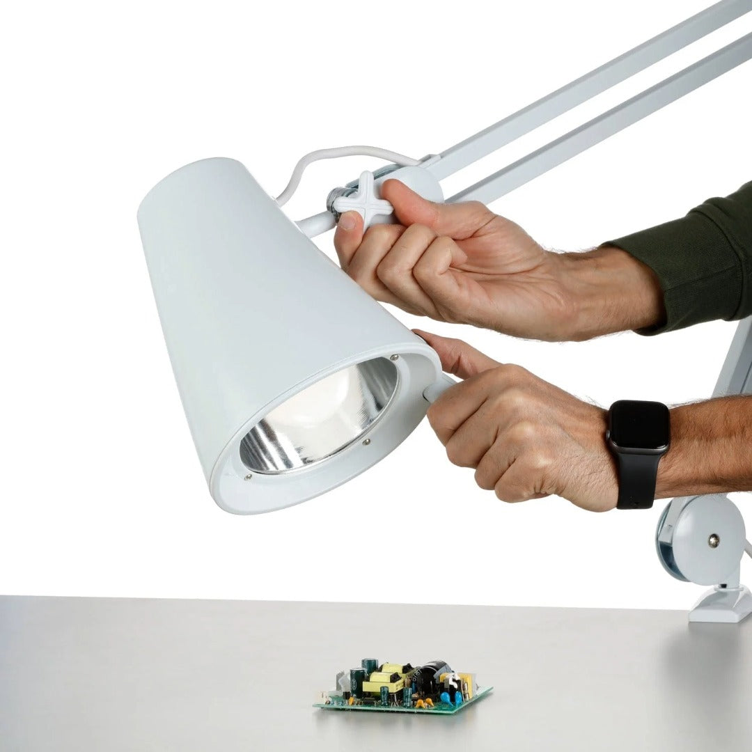 Desk Lamp - מנורת LED עם תאורה ממוקדת